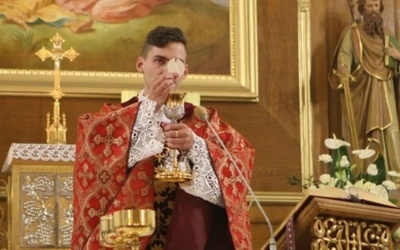 Ks. Mateusz Steczek sprawował prymicyjną Eucharystię w kościele Przemienienia Pańskiego w Buczkowicach.