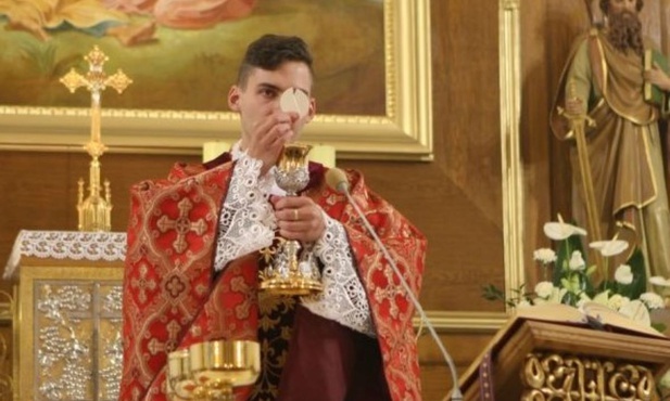 Ks. Mateusz Steczek sprawował prymicyjną Eucharystię w kościele Przemienienia Pańskiego w Buczkowicach.