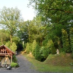 Nabożeństwo fatimskie w Grocie Lurdzkiej w Połomiu Małym