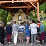 Nabożeństwo fatimskie w Grocie Lurdzkiej w Połomiu Małym