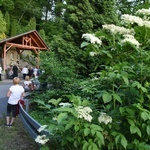 Nabożeństwo fatimskie w Grocie Lurdzkiej w Połomiu Małym