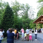 Nabożeństwo fatimskie w Grocie Lurdzkiej w Połomiu Małym