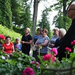 Nabożeństwo fatimskie w Grocie Lurdzkiej w Połomiu Małym