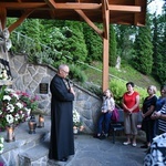 Nabożeństwo fatimskie w Grocie Lurdzkiej w Połomiu Małym