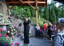 Nabożeństwo fatimskie w Grocie Lurdzkiej w Połomiu Małym