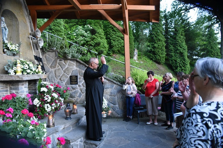 Nabożeństwo fatimskie w Grocie Lurdzkiej w Połomiu Małym