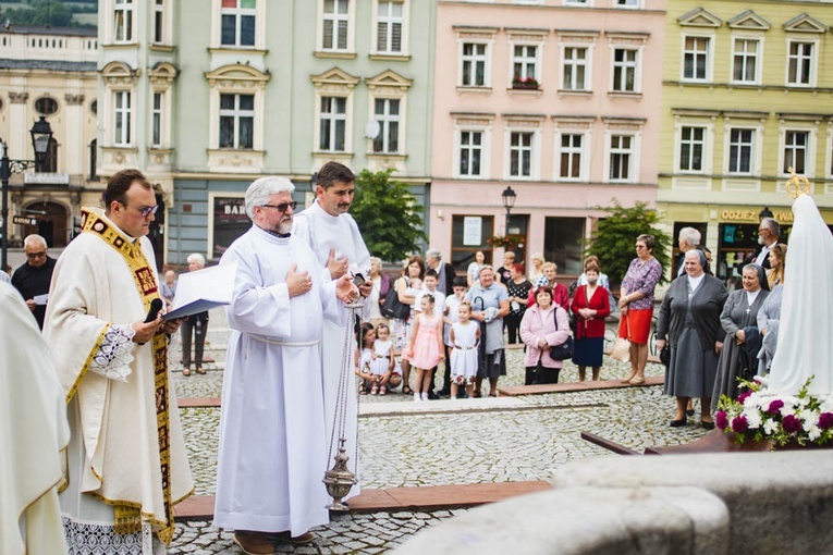 Poświęcenie figury Matki Bożej Fatimskiej na noworudzkim Rynku