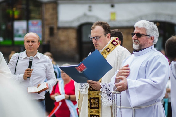 Poświęcenie figury Matki Bożej Fatimskiej na noworudzkim Rynku