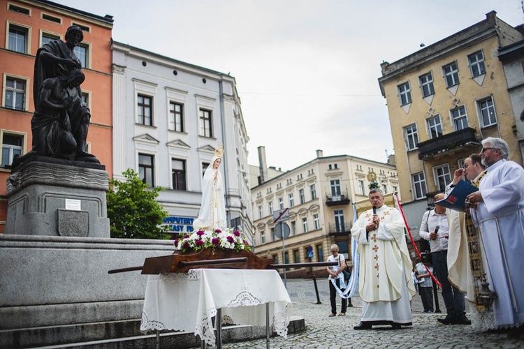 Poświęcenie figury Matki Bożej Fatimskiej na noworudzkim Rynku