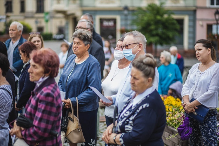 Poświęcenie figury Matki Bożej Fatimskiej na noworudzkim Rynku