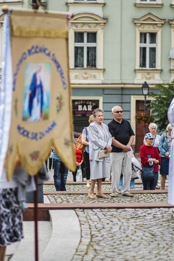 Poświęcenie figury Matki Bożej Fatimskiej na noworudzkim Rynku