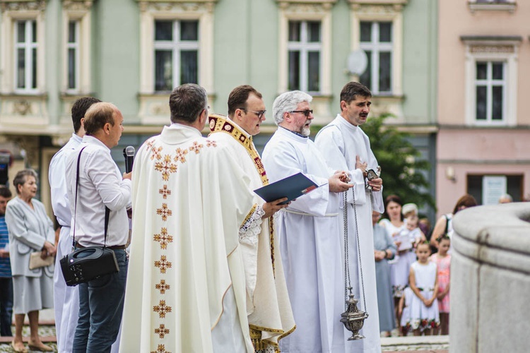 Poświęcenie figury Matki Bożej Fatimskiej na noworudzkim Rynku