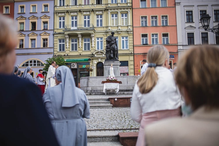 Poświęcenie figury Matki Bożej Fatimskiej na noworudzkim Rynku