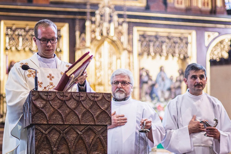 Poświęcenie figury Matki Bożej Fatimskiej na noworudzkim Rynku