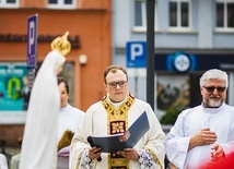 Ks. Bartosz Kocur ofiarował parafii figurę jako dar wdzięczności za modlitwę w ciągu jego formacji seminaryjnej.