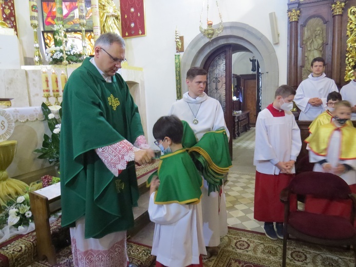 Nałożenie kapturków dopełniło obrzęd błogosławieństwa.