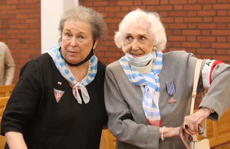Lucyna Adamkiewicz (P) i Barbara Wojnarowska-Gautier - przedstawicielki byłych więźniów KL Auschwitz.