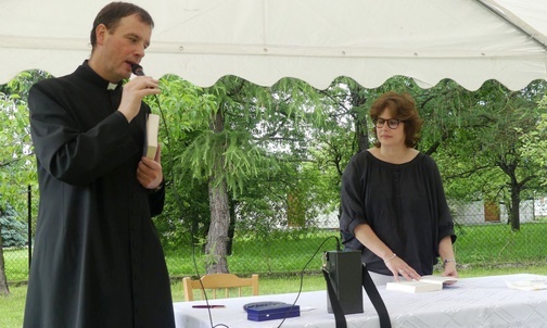 Ks. Grzegorz Klaja i red. Miriam Arbter-Korczyńska.