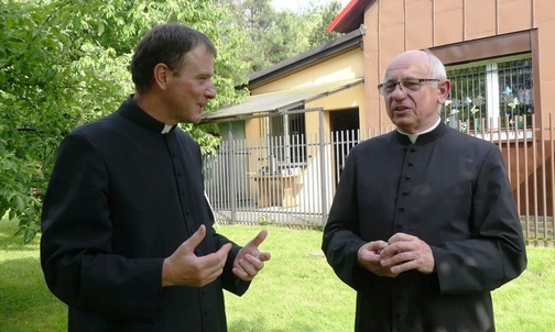 Ks. Grzegorz Klaja i ks. Antoni Sapota - emerytowany proboszcz z Ustronia.
