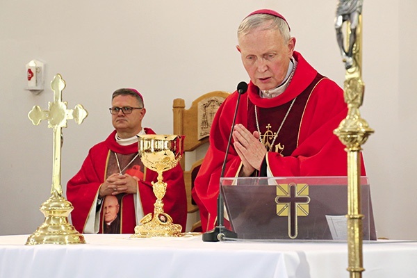 Biskup płocki poświęcił kielich mszalny z medalionami  abp. Nowowiejskiego i bp. Wetmańskiego oraz z ziemią z KL Soldau. Był to dar wotywny ks. M. Ofiary, wielkiego propagatora ich kultu.