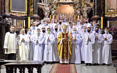 Pamiątkowe zdjęcie nowych członków służby liturgicznej diecezji świdnickiej.