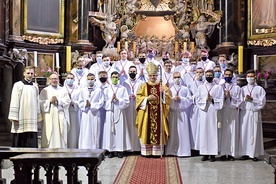 Pamiątkowe zdjęcie nowych członków służby liturgicznej diecezji świdnickiej.