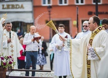 Ks. Bartosz Kocur podczas poświęcenia figury Maryi.