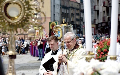 Ordynariusz świdnicki przy pierwszym ołtarzu procesyjnym.