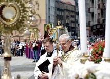 Ordynariusz świdnicki przy pierwszym ołtarzu procesyjnym.
