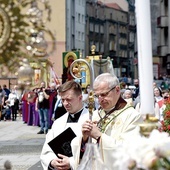 Ordynariusz świdnicki przy pierwszym ołtarzu procesyjnym.