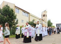 W parafii św. Rafała Kalinowskiego w Elblągu procesja odbyła się tylko wokół kościoła.