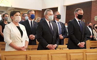▲	Od lewej: była premier Beata Szydło, wicepremier Piotr Gliński i prezydent Andrzej Duda w harmęskim kościele.