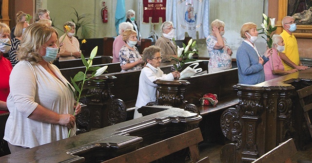 Lilie przyniesione przez wiernych są jednym z symboli świętego z Padwy.