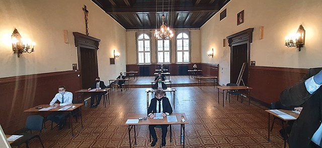 Młodzież z Zespołu Szkół Katolickich u św. Pankracego przystępuje do pisania.