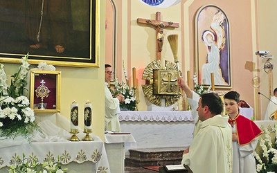 Na początku uroczystej liturgii prowincjał Polskiej Prowincji Salwatorianów ks. Józef Figiel SDS poświęcił odrestaurowany obraz franciszkańskiego kaznodziei.