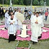 Największym elementem dekoracji w parafii św. Jadwigi na wrocławskim Kozanowie był kilkumetrowy krzyż przed wejściem.