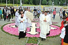 Największym elementem dekoracji w parafii św. Jadwigi na wrocławskim Kozanowie był kilkumetrowy krzyż przed wejściem.