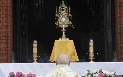 Żyrardów. W par. Matki Bożej Pocieszenia procesja odbyła się wewnątrz świątyni, jednak jeden ołtarz ustawiony był na zewnątrz. Przy nim ks. Adam Bednarczyk błogosławił miastu i mieszkańcom, którzy zostali w swoich domach z powodów zdrowotnych.