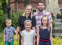– Staramy się budować nasze więzi na Panu – podkreślają Emilia i Dominik.