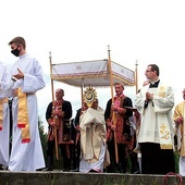 Tam żywa wiara połączona jest z żywą tradycją.