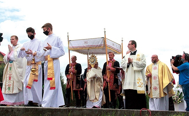 Tam żywa wiara połączona jest z żywą tradycją.