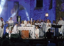 Głogowski Wieczór Chwały zorganizowano dzięki wielu ludziom świeckim we współpracy z par. pw. św. Mikołaja, wspólnotą wiaryGODni, prezydentem miasta i instytucjami miejskimi.