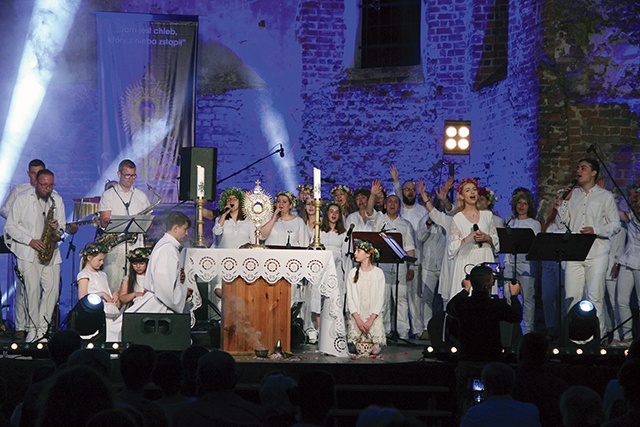 Głogowski Wieczór Chwały zorganizowano dzięki wielu ludziom świeckim we współpracy z par. pw. św. Mikołaja, wspólnotą wiaryGODni, prezydentem miasta i instytucjami miejskimi.