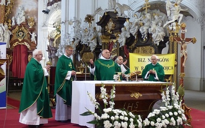 Koncelebransi przy ołtarzu sanktuarium MB Łaskawej.