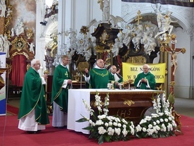 Koncelebransi przy ołtarzu sanktuarium MB Łaskawej.