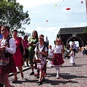 ▲	Nie kilkanaście tysięcy, jak co roku, ale kilka tysięcy osób  (ze względu na epidemię) przeszło Drogą Królewską z Wawelu na Rynek Główny. Wśród nich nie mogło zabraknąć dzieci sypiących kwiaty, ubranych po krakowsku.