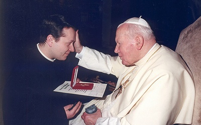 ◄	W 2002 r. papież dostał krzyż RAM ze złotą wpinką.