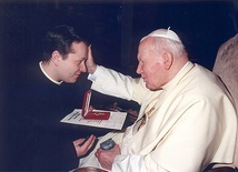 ◄	W 2002 r. papież dostał krzyż RAM ze złotą wpinką.
