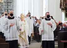 Najświętszy Sakrament niósł arcybiskup gdański.