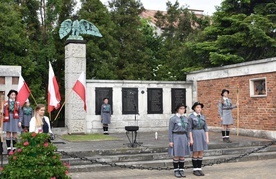 Przy Ścianie Straceń harcerki z ZHR zaciągnęły wartę.